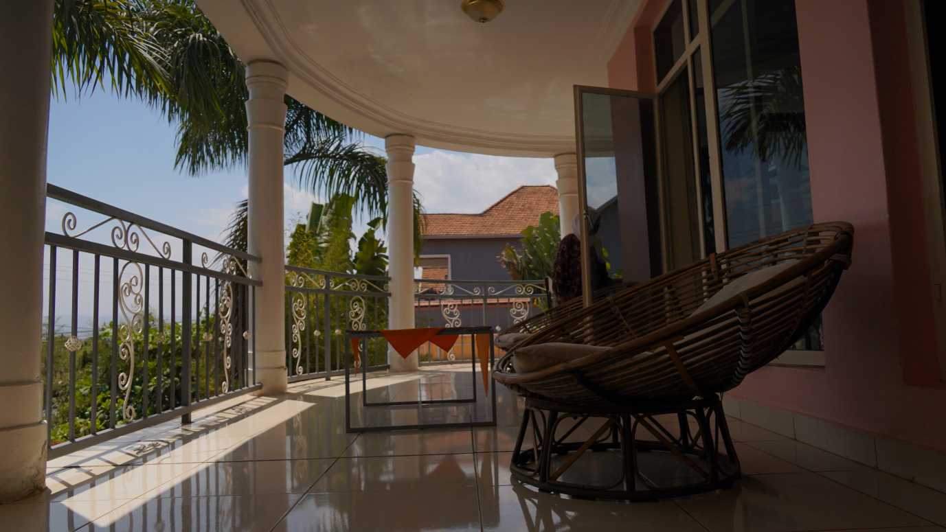غرفة فندق مع بلكونة لطقس كيغالي رواندا